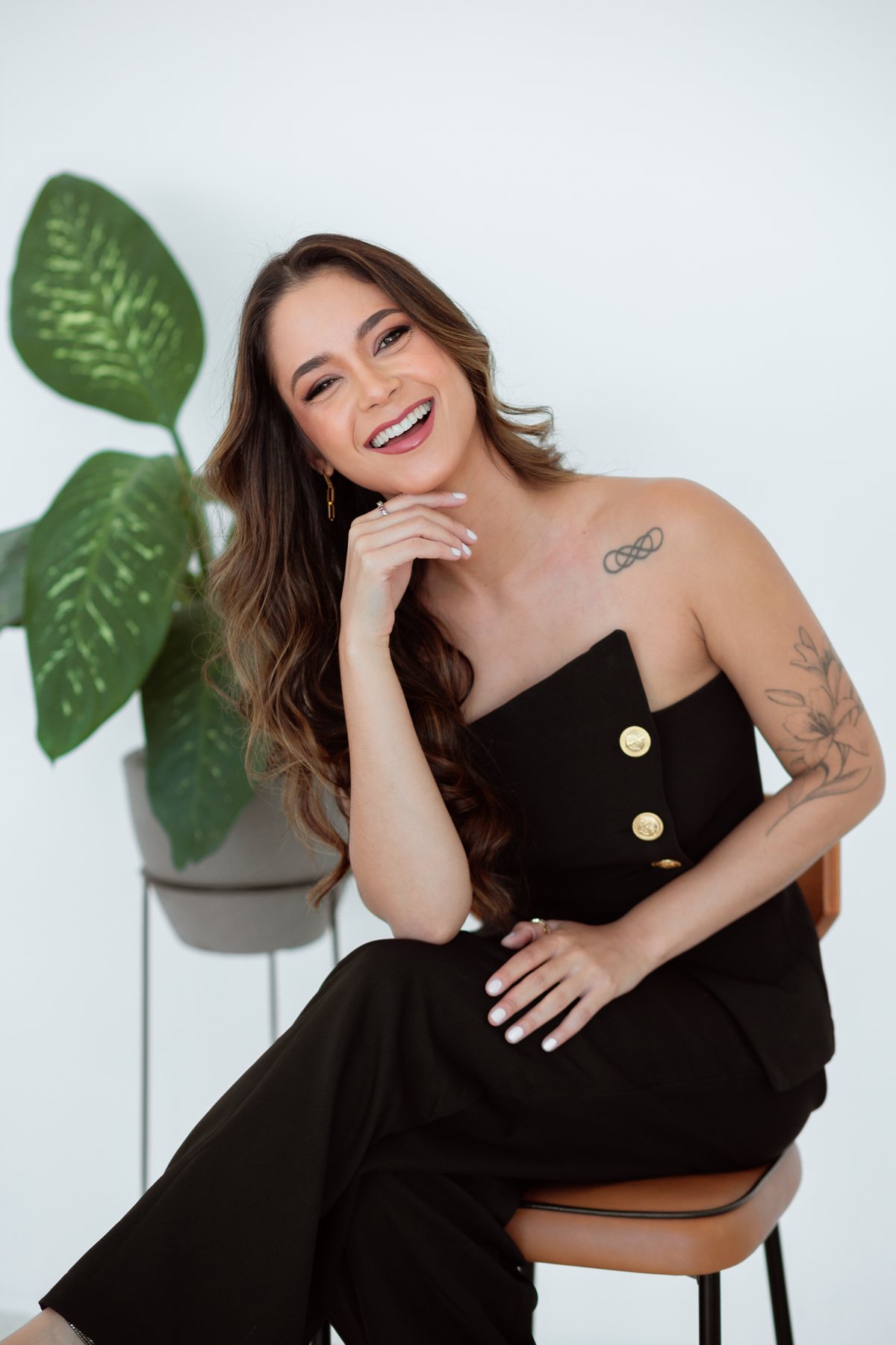Dra. Lara Andrade sorrindo em consultório